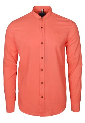 Chemise orange corail à manches longues avec col mandarin et boutons marron, avec un logo brodé discret sur la poitrine gauche.