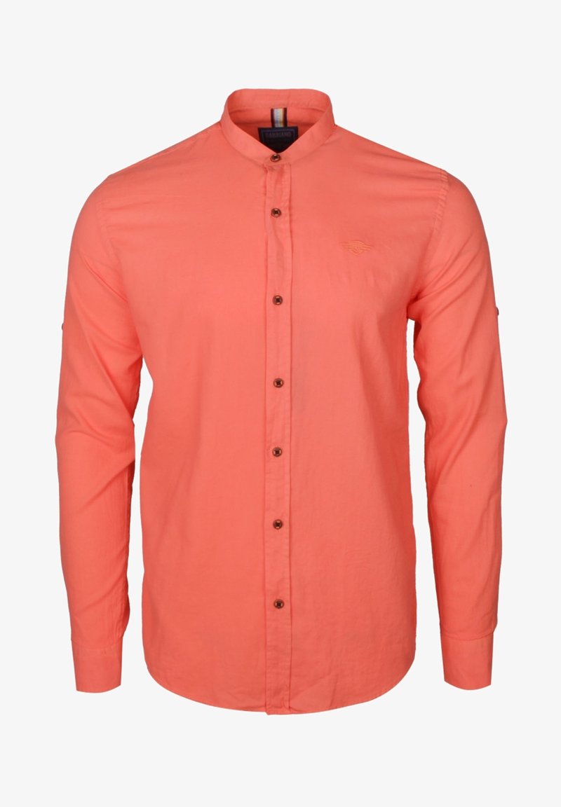 Chemise orange corail à manches longues avec col mandarin et boutons marron, avec un logo brodé discret sur la poitrine gauche.