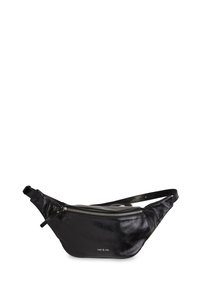 Sac banane en cuir noir avec une fermeture �éclair argentée et une sangle réglable, petit logo "nat & nin" sur le devant.