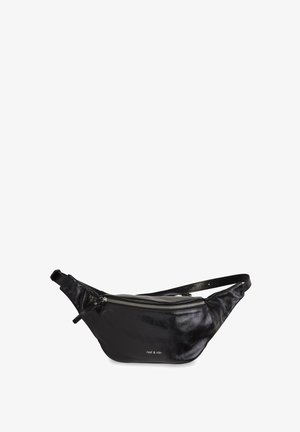 Sac banane en cuir noir avec une fermeture éclair argentée et une sangle réglable, petit logo "nat & nin" sur le devant.