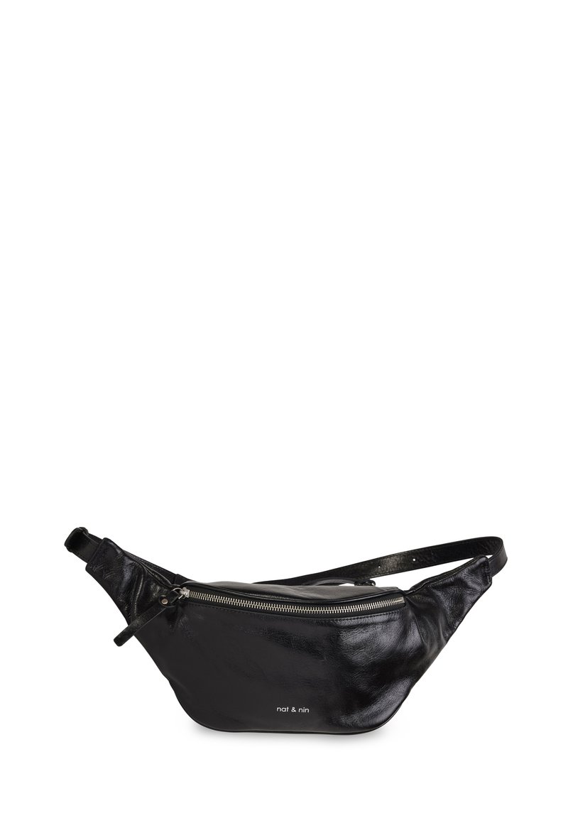 Sac banane en cuir noir avec une fermeture éclair argentée et une sangle réglable, petit logo "nat & nin" sur le devant.