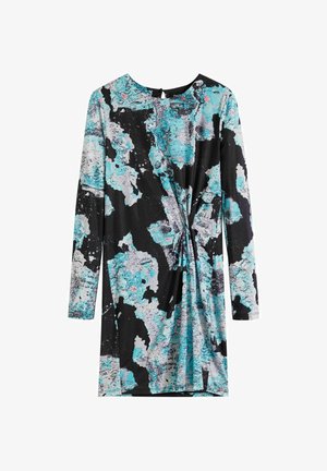 Sukienka z długim rękawem wykonana z elastycznego materiału, z czarnym tłem i abstrakcyjnymi wzorami w kolorach turkusowym, szarym i różowym; detal w postaci węzła w talii.