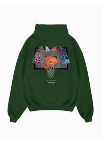 Groene hoodie met een grafisch ontwerp van een basketbal en een ring. De achterkant toont kleurrijke letters en een logo onderaan.