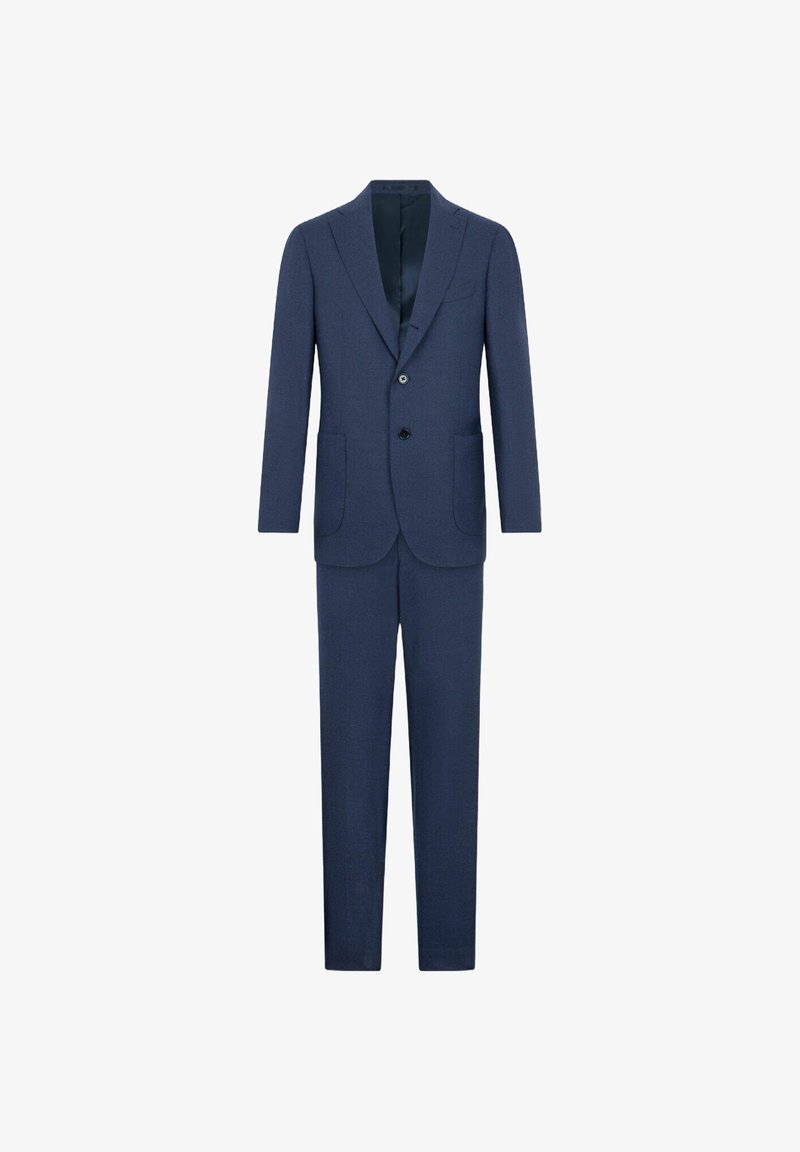 Námořnický modrý oblek s jedním knoflíkem, klopou do tvaru zářezu, dvěma předními kapsami a viditelnými švy. Tkanina vypadá hladce a texturovaně.