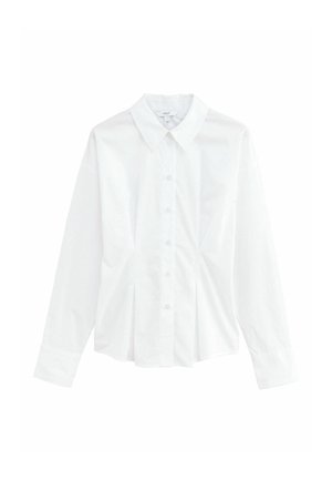 Chemise blanche à manches longues avec col, soigneusement étalée sur un fond blanc.