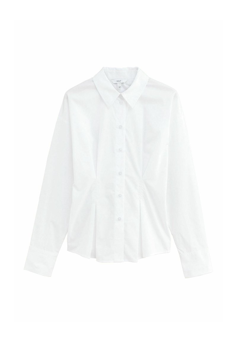 Chemise blanche à manches longues avec col, soigneusement étalée sur un fond blanc.