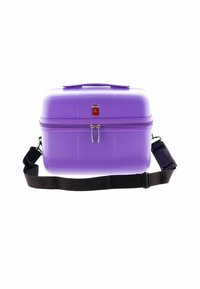 Bolsa dura morada con una correa ajustable negra, cierre de cremallera y un logotipo rojo prominente. Forma rectangular compacta con superficie texturizada.
