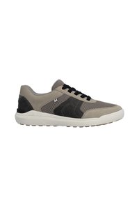 Chaussures de sport gris clair et noir en mesh et suède. Elles présentent une semelle en caoutchouc blanche, des lacets noirs et un design texturé sur le côté.