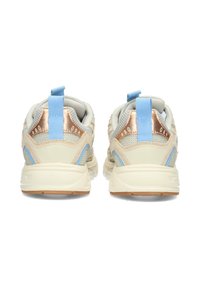 Coppia di scarpe da ginnastica beige e azzurro chiaro con accenti in rosa metallizzato viste da dietro su sfondo bianco.