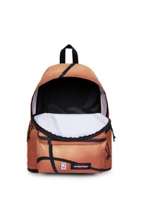 Plecak z teksturą i wzorem koszykarskim, z przednią kieszenią na zamek, czarną pętlą do noszenia i logo Eastpak oraz NBA na przedniej kieszeni.