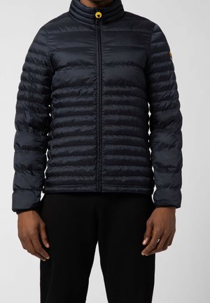 Marine pufferjack met horizontale stiksels, hoge hals, volledige ritssluiting en elastische manchetten, gemaakt van lichtgewicht, glanzend materiaal.