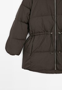 Brązowa puchowa kurtka z zamkiem z przodu, ściągaczem w talii i dużymi nadmuchanymi rękawami. Gładka tekstura z poziomym przeszyciem izolującym.