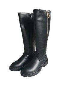 Stivali neri in pelle, alti fino al ginocchio, con cerniera laterale, punta tonda, suola piatta e borchie decorative in tono dorato lungo il bordo della suola.