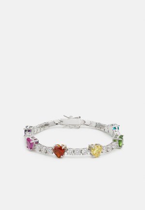 Bracelet en argent avec des pierres claires alternées et des pierres précieuses colorées en forme de cœur dans des montures violettes, roses, rouges, jaunes, vertes et bleues.