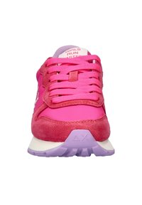 Rosa Sportschuhe mit Obermaterial aus Wildleder und Mesh, ausgestattet mit Schnürverschluss, gepolsterter Zunge und einer strukturierten lila Gummisohle.