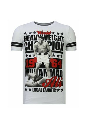 Wit t-shirt met zwarte en rode tekst, met daarop Muhammad Ali die triomfantelijk staat boven een gevallen tegenstander, met de tekst "Wereldkampioen zwaargewicht 1964".