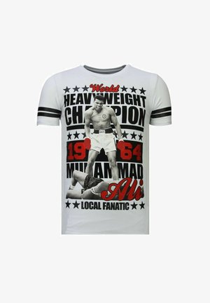 Wit t-shirt met zwarte en rode tekst, met daarop Muhammad Ali die triomfantelijk staat boven een gevallen tegenstander, met de tekst "Wereldkampioen zwaargewicht 1964".