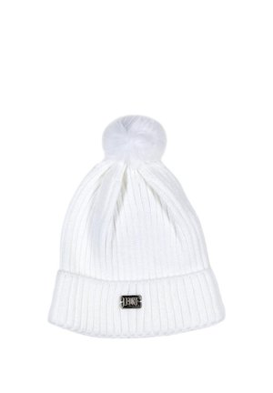 Bonnet blanc en maille côtelée avec un revers, un pompon duveteux et une petite étiquette métallique avec un logo, sur fond blanc.