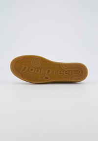 Hnědá gumová podrážka s texturovaným vzorem pro lepší grip a značkováním "paul green". Disponuje zaoblenými okraji a hladkým povrchem.