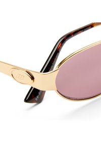 Κλείσιμο πλάνου γυαλιών ηλίου με χρυσό πλαίσιο, οβάλ μοβ φακούς και άκρες από σχέδιο χελώνας στους βραχίονες, που δείχνουν το μέγεθος και το κείμενο για ανακυκλωμένο υλικό.