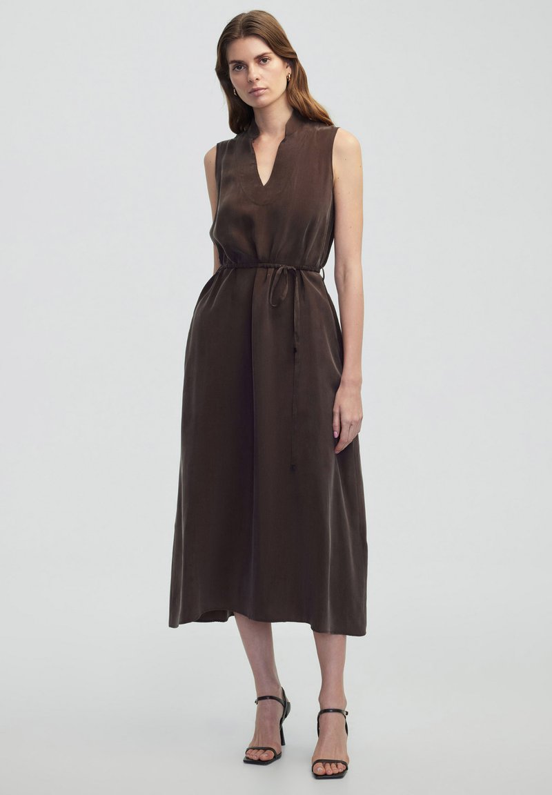 Hnědé bezramínkové midi šaty s výstřihem do V, nařaseným pasem a nastavovací šňůrkou. Hladká textura a rovný design sukně.