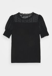 Top negro con una yoke de encaje texturizado y mangas abullonadas. Presenta un cuerpo liso y un acabado elástico fruncido en los puños de las mangas.