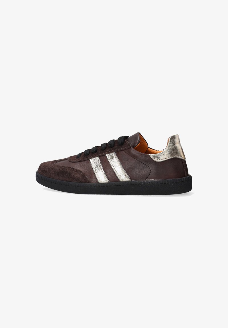 Brune lædersneakers med ruskindsgennemføringer, sorte snørebånd, sølvstriber, en tekstureret hæl og en sort gummisål.