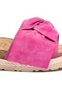 Sandale à glissière en suède rose, avec un design supérieur plissé, semelle intérieure en liège et semelle intermédiaire en jute tressé, accompagnées d'une semelle extérieure en caoutchouc texturé.