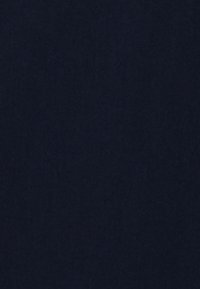 Marinblått tyg med en mjuk textur, som har en enhetlig, jämn yta utan synliga mönster eller hårdvarudetaljer.