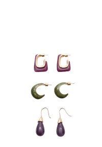 Tre par øreringe: lilla og guldfarvet firkant, grøn halvmåne med guld og lilla dråbeformet med guld. Forskellige former og finish.