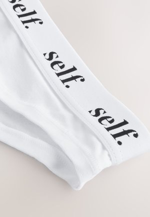 Fehér pamut alsónadrág fekete rugalmas derékpánttal, melyen "self." kisbetűkkel nyomtatva. Sim�ított felület, klasszikus kialakítás.