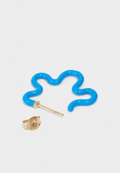 Μπλε πλαστικό κυματιστό σκουλαρίκι με μεταλλική βάση σε χρυσό τόνο και μικρό στρογγυλό κλιπ πίσω. Υφή επιφάνειας με γυαλιστερό φινίρισμα.