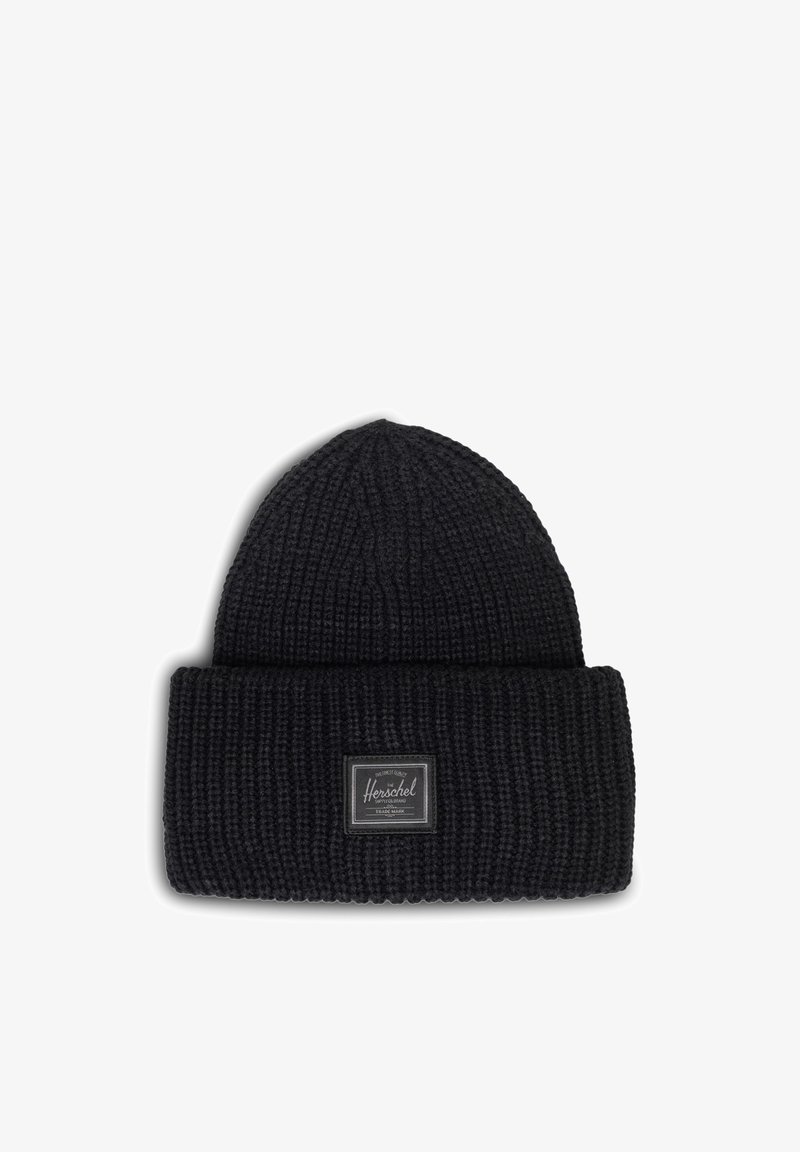 Gorro de punto negro con textura acanalada, vuelta en el puño y una etiqueta rectangular con el logo de la marca "Herschel".