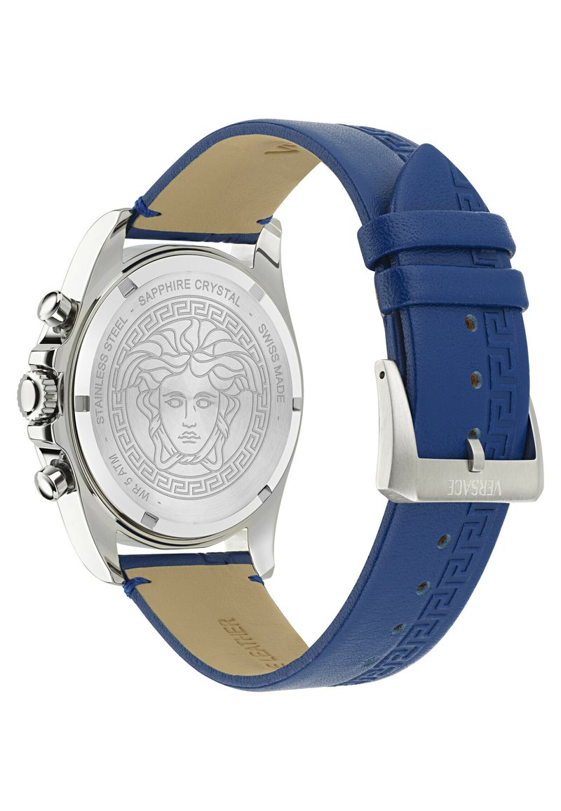 Silberner Edelstahl-Wecker mit einem blauen Lederarmband. Mit einem Medusa-Design auf der Rückseite und einem Saphirglas-Zifferblatt für Langlebigkeit.