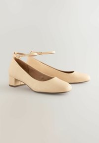 Beige Blockabsatzschuhe mit strukturiertem Obermaterial, runder Spitze und Knöchelriemen. Weiches Material und solides Design, ideal für die Freizeit.