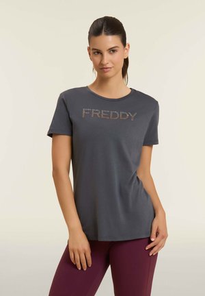 T-shirt in cotone grigio con maniche corte, caratterizzato da un logo testurizzato "FREDDY" con dettagli lucidi sul petto. Collo rotondo semplice.