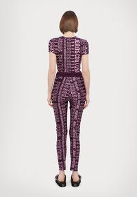 Versace Jeans Couture TAPE - Tamprės – kelnės - plum/polignac