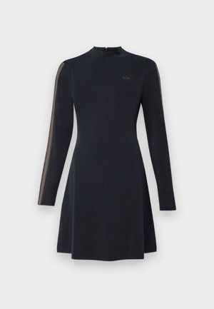 Abito nero a maniche lunghe con collo alto e dettagli in rete trasparente sulle maniche. Presenta un corpo aderente e una gonna svasata.