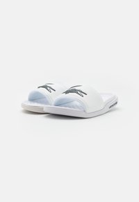 Lacoste SERVE SLIDE - Sandalias planas - white/dark green