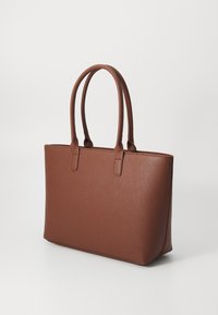 Sac fourre-tout synthétique texturé marron avec deux longues anses, de forme rectangulaire et au design minimaliste. Pas de motifs visibles ni de détails métalliques.