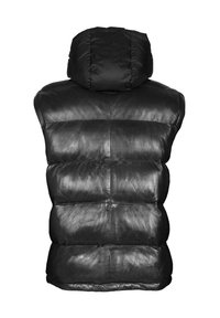 Zwarte gewatteerde leren mouwloze jas met een donsachtige capuchon, van achteren getoond op een witte achtergrond.