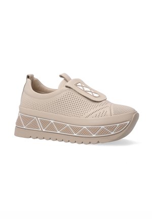 Beige perforated sneaker met een textuuraccentband met een geometrisch patroon. Instapontwerp met een trekband op de hiel.