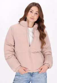 Chaqueta acolchada rosa con cierre de cremallera, cuello alto y puños elásticos. Hecha de material suave y acolchado con un ajuste ligeramente holgado.