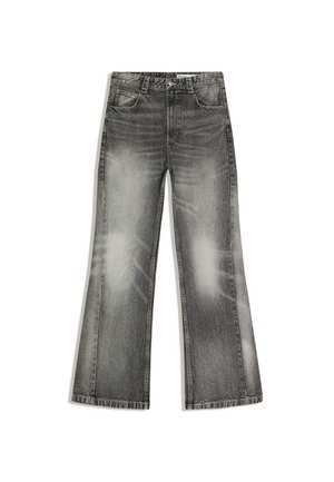 Zwart vervaagde wijde broekspijpen jeans met voorzakken, broekriemlussen, knoopsluiting en wrijvingsdetails op een witte achtergrond.