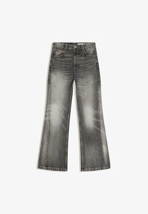 Zwart vervaagde wijde broekspijpen jeans met voorzakken, broekriemlussen, knoopsluiting en wrijvingsdetails op een witte achtergrond.
