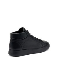 Zapatilla alta de cuero negro con un acabado liso, cordones en la parte frontal y una suela de goma negra gruesa, con detalles de puntadas mínimas.