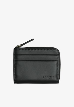 Schwarzes Leder-Kartenetui mit Reißverschluss oben, zwei Kartenfächern vorne und dem eingeprägten Schriftzug "Selected" in der unteren rechten Ecke.