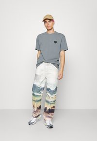Only & Sons ONSOSRIS LIFE REDACT TEE - T-shirt estampada - stormy weather