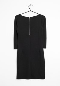 Schwarzes Kleid aus strukturiertem Stoff, mit Dreiviertelärmeln und einem Reißverschluss im Rücken. Entworfen in einer taillierten Silhouette mit einem Rundhalsausschnitt.