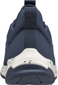 Námornické sportovní boty s texturovaným textilním svrškem, kontrastní bílou a skvrnitou mezipodešví a zesíleným patním tabem.